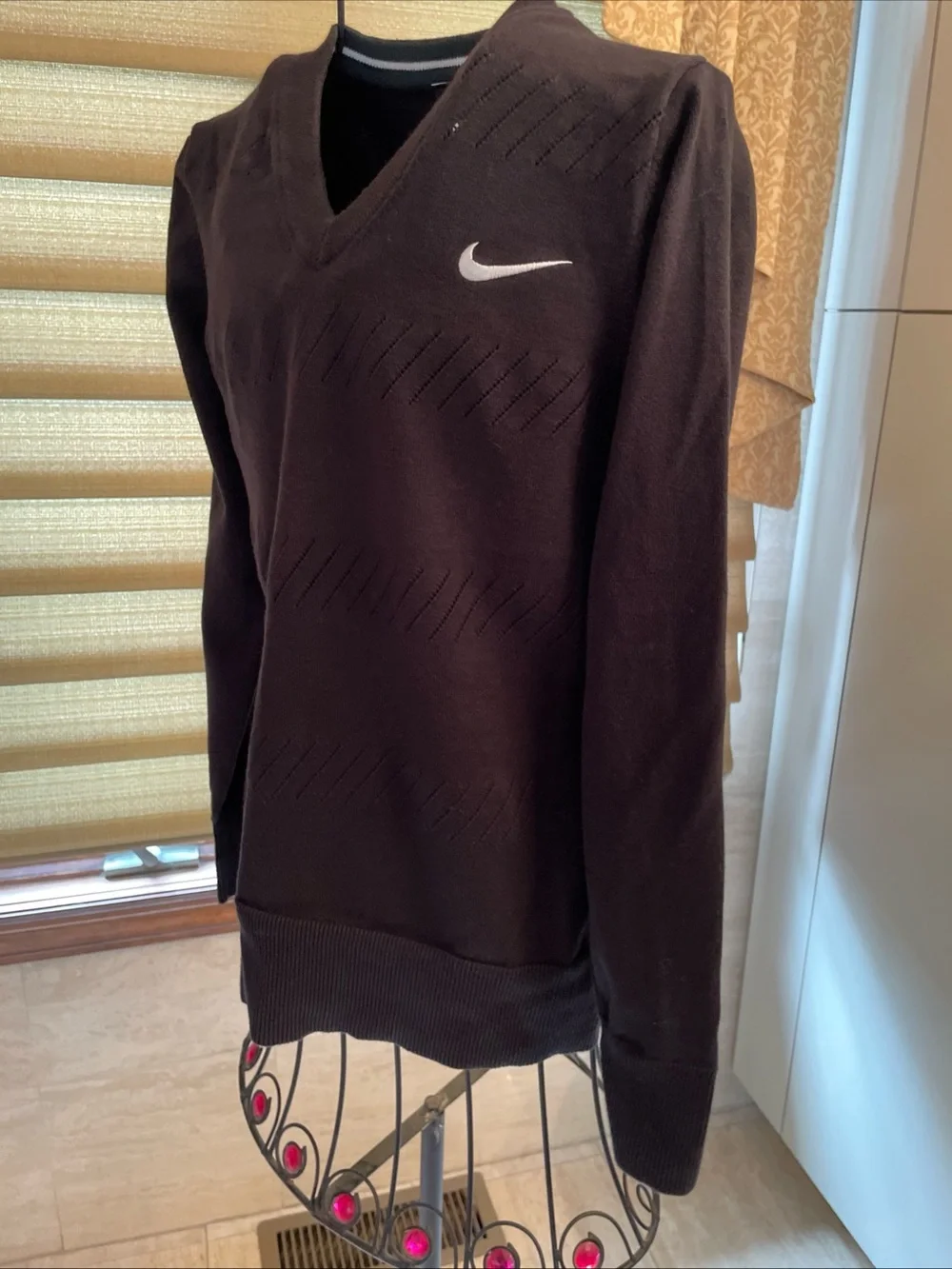 Nike Women’s Black Long Sleeve V-neck Sweater Size Large With Embroidered Logo